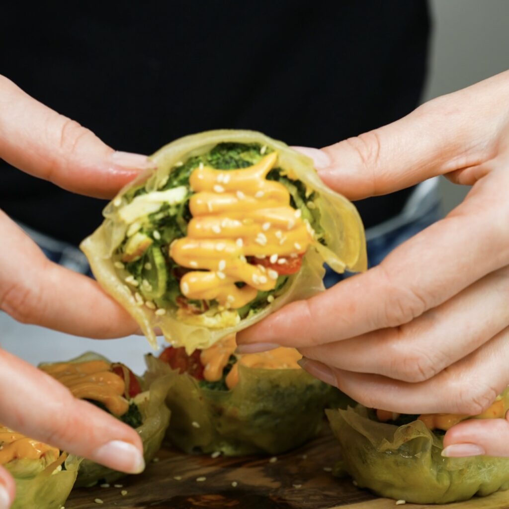 Mini rice paper quiches with mayonnaise-sriracha sauce and sesame seeds