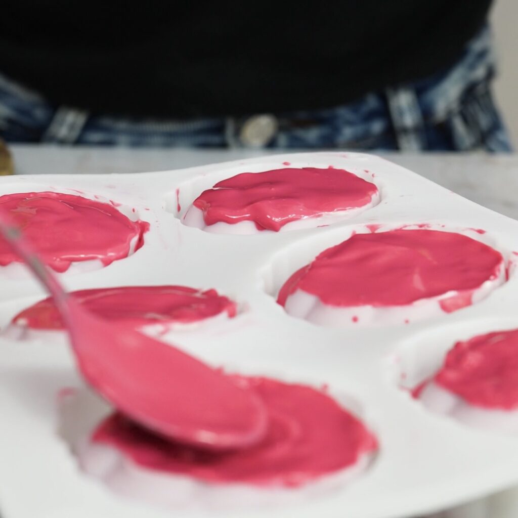 Sealing filled mould cavities with chocolate