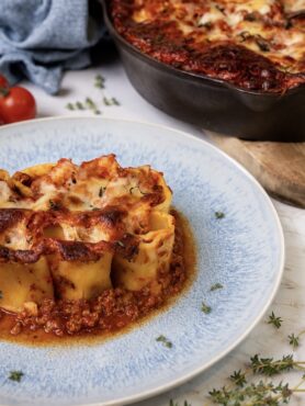 Mozzarella-Stuffed Paccheri served on a plate.